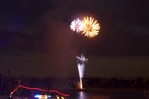 Japan- Tag Düsseldorf- Feuerwerk am Rheinufer