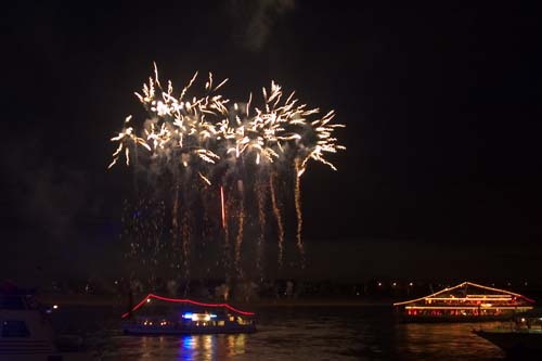 Japan- Tag Düsseldorf- Feuerwerk am Rheinufer